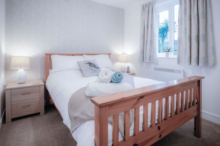 Спалня с двойно легло на долния етаж. Нов матрак на 15 декември 2024 г. със средна твърдост, технология на НАСА с технология за охлаждане и джоб.
Светла, просторна и весела стая.