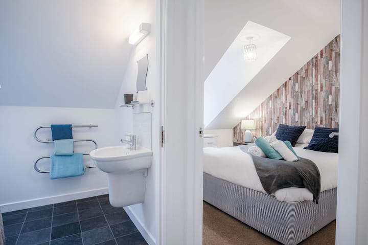 Лесен достъп до спалнята на горния етаж до банята на горния етаж.