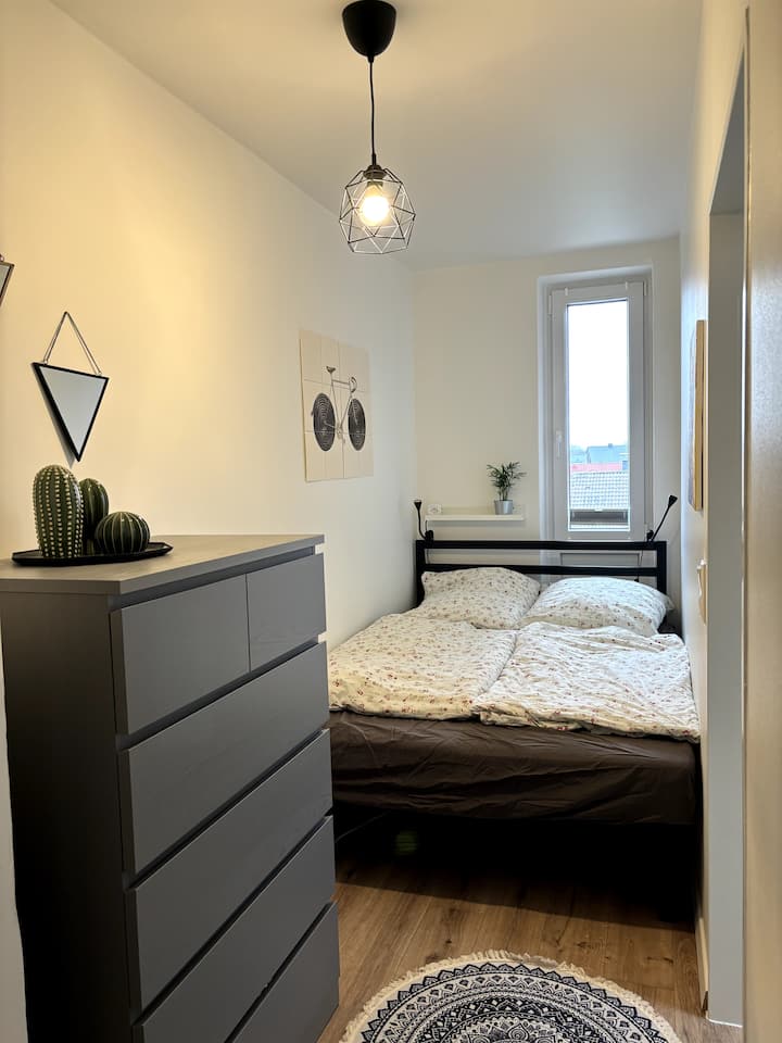 In the dresser you have space for your clothes. The cozy bed is 1.40 m x 2 m.