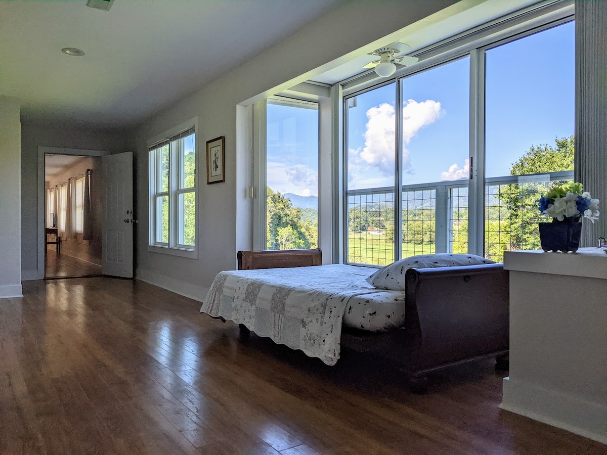 The full-size, fold out futon makes into a very comfortable bed in the sunroom /  hallway. Plus, this room has it's own 1/2 bath and tons of windows to enjoy the mountain view.