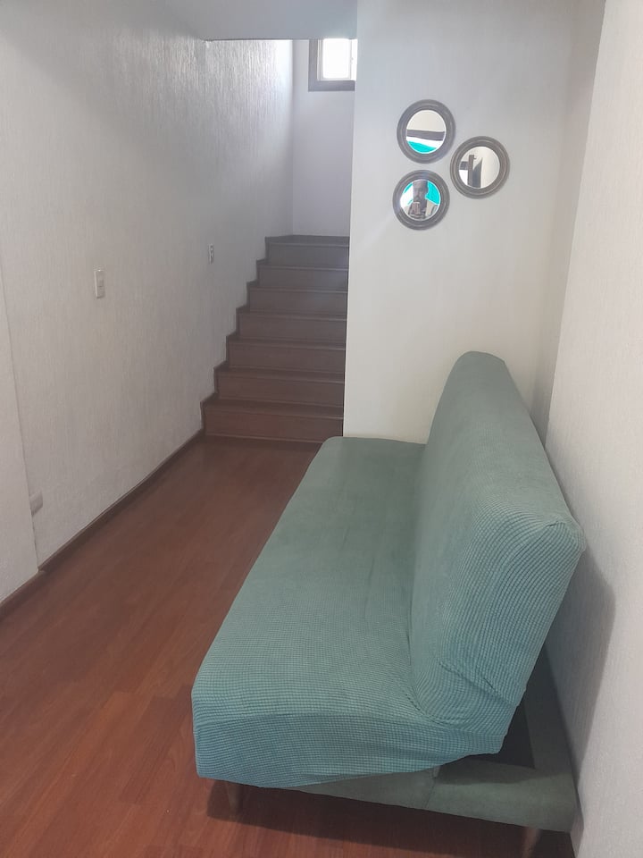 Kitanda cha sofa kwa ajili ya mgeni wa tano, kilichoundwa kwa ajili ya familia kubwa.