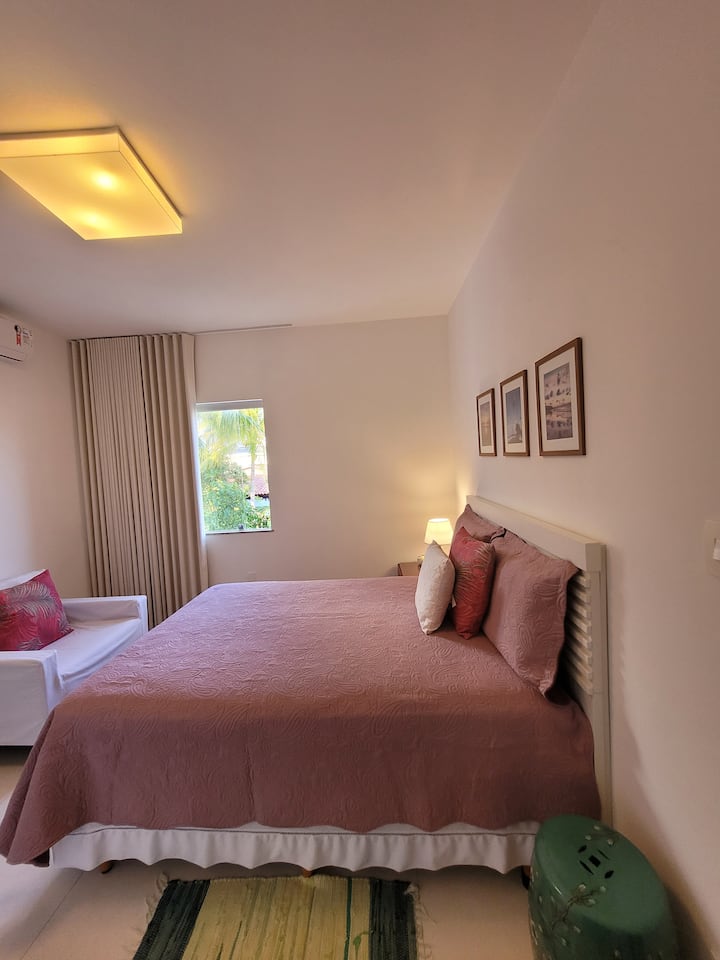 Apartman 05: klimatiziran, nalazi se na prvom katu.
Posteljina i jastuci samo za foto produkciju.
