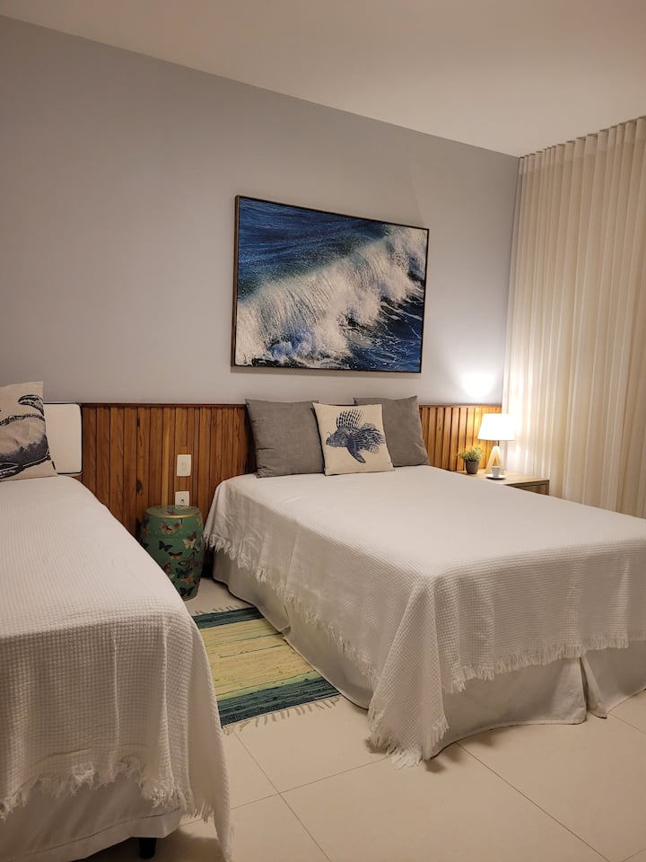 Klimatizirani apartman koji se nalazi u prizemlju i ima pristup vrtu u dvorištu.
Posteljina i jastuci samo za foto produkciju.