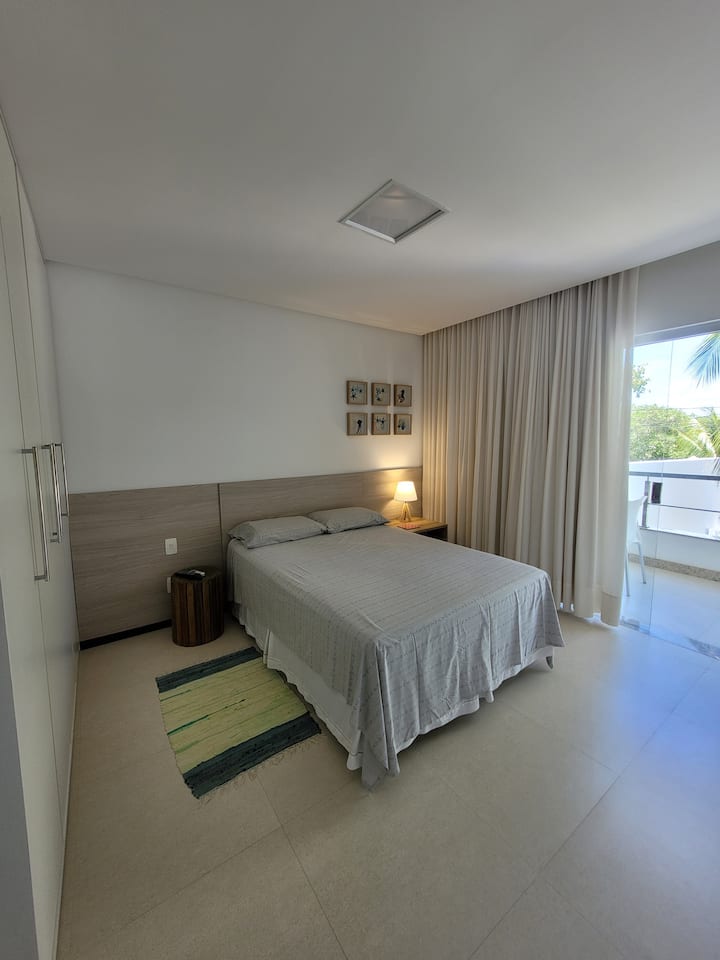 Suite 02: Klimatiziran, nalazi se na prvom katu, s TV-om i privatnim balkonom s pogledom na vrt i bazen.
Posteljina samo za foto produkciju.