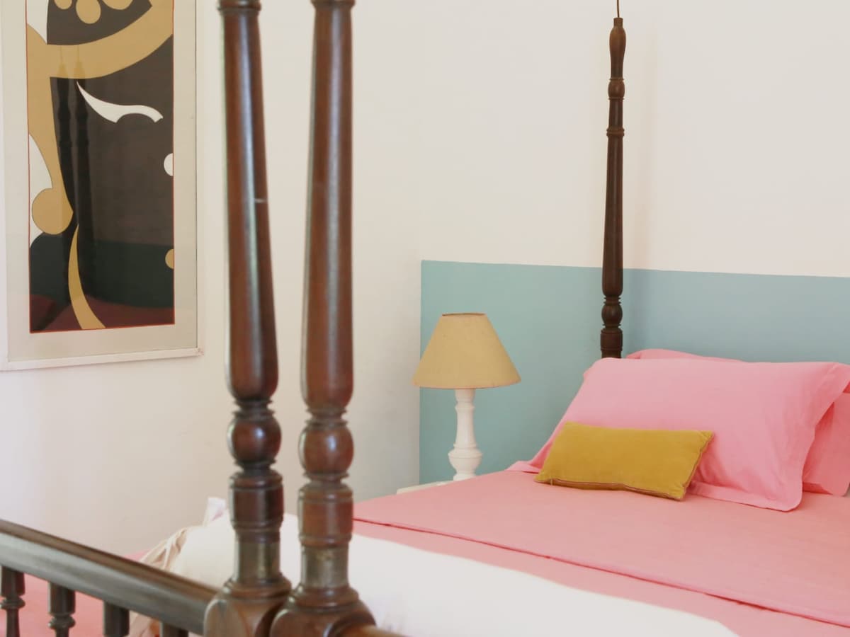 ชั้นล่างมีห้องนอนคู่ที่กว้างขวางพร้อมห้องน้ำในตัวออกแบบมาสำหรับการเข้าถึงด้วยวีลแชร์ ที่พักแห่งนี้ประดับประดาไปด้วยภาพวาดของเดสมอนด์ลาซาโรผสมผสานความสะดวกสบายความสง่างามและเสน่ห์ทางศิลปะเข้าด้วยกัน