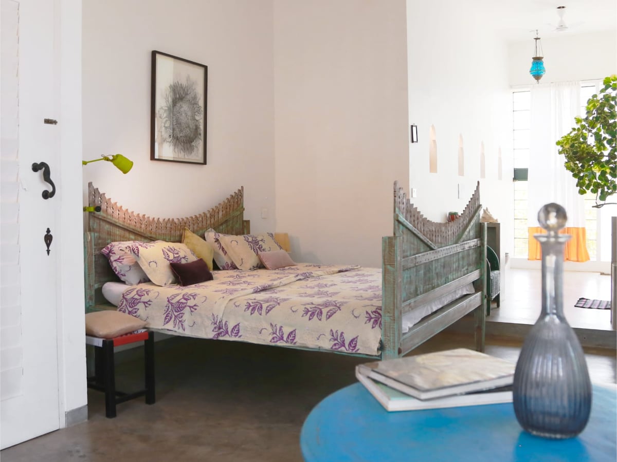 ห้องนอนใหญ่ยาว 15 ม. ขยายไปทั่วบ้านทั้งหลังตั้งแต่ระเบียงกลางแจ้งไปจนถึงห้องน้ำมองเห็นสวนคาชู 