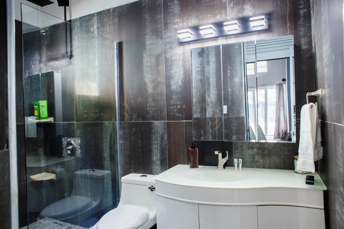 Luxury Oceanfront w/2 Pools and Slide – Photo 15
