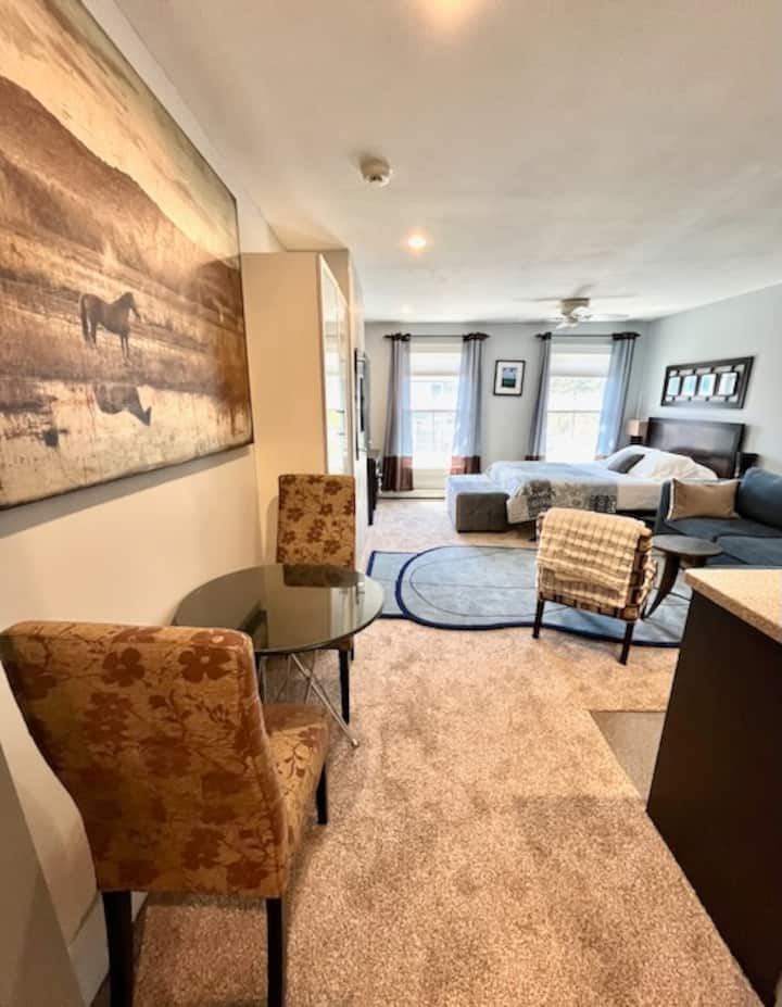 Stylish Main Street Studio In Tannersville - Tannersville, NY
