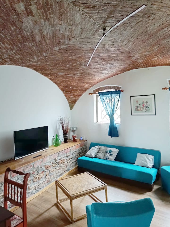Sala de relajación interior con techo de vela en antiguos ladrillos rojos