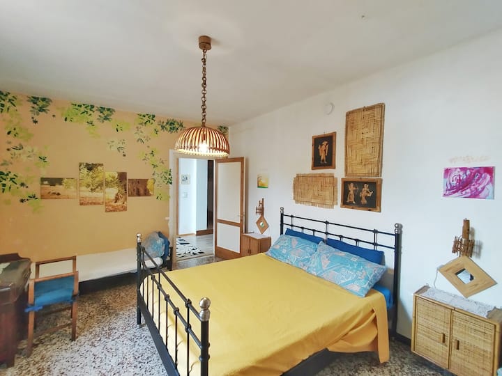 Dhoma me krevat dopio dhe 2 teke.