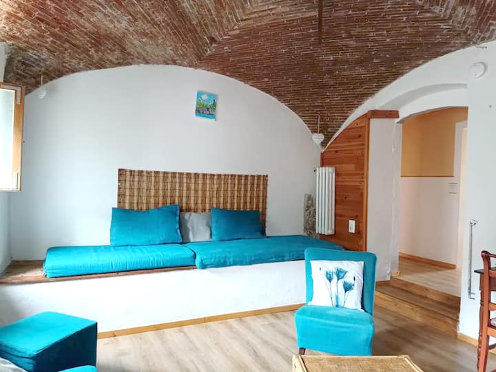 Dhomë relaksimi me kasafortën dhe dritën e saj të butë.