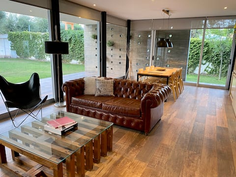Successful Airbnb property: Modern House | Special BBQ area | Housekeeping in Luján De Cuyo