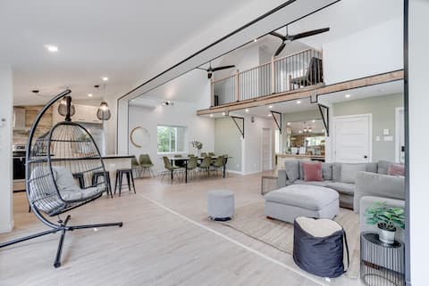 Riverside Chalet w/ 9-seat Hot Tub, Near Ski Hills