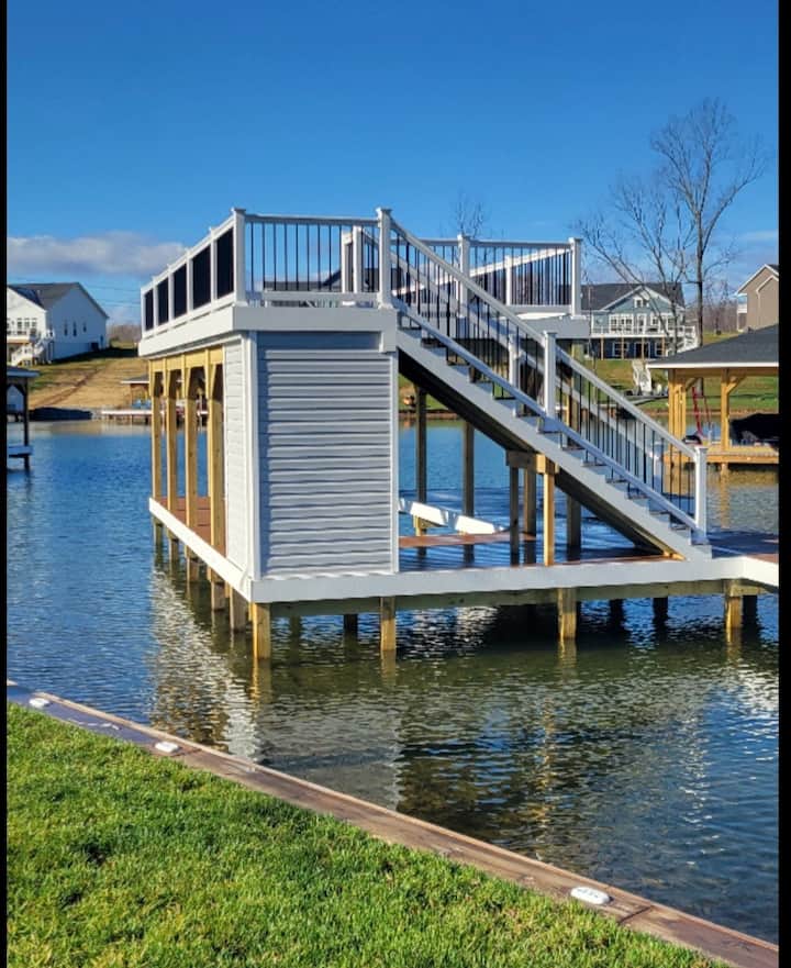 Dacha On The Shoreline - Lake Anna Waterfront - Lake Anna, VA