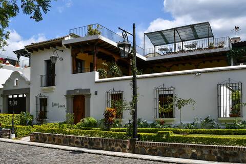 House in Antigua (Old Town) with volcano views