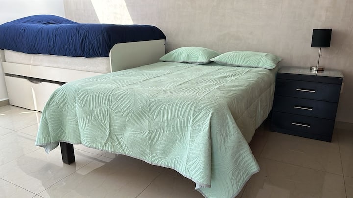 Cama Matrimonial y litera doble, capacidad total 4 personas. Televisor con Streaming Roku disponibles. Aire Acondicionado