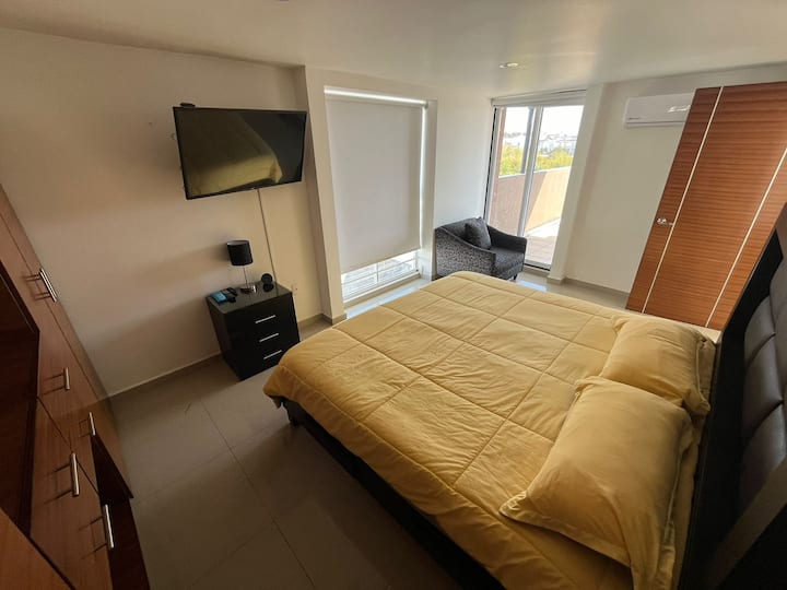 Cama King, TV, Aire acondicionado.