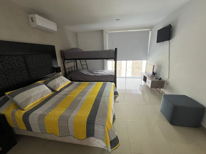 Cama Queen y litera, para que una familia de 4 puedan descansar comodamente. Cuarto con Aire Acondicionado y TV con Streaming disponible. Este cuarto tiene baño privado y walking closet.