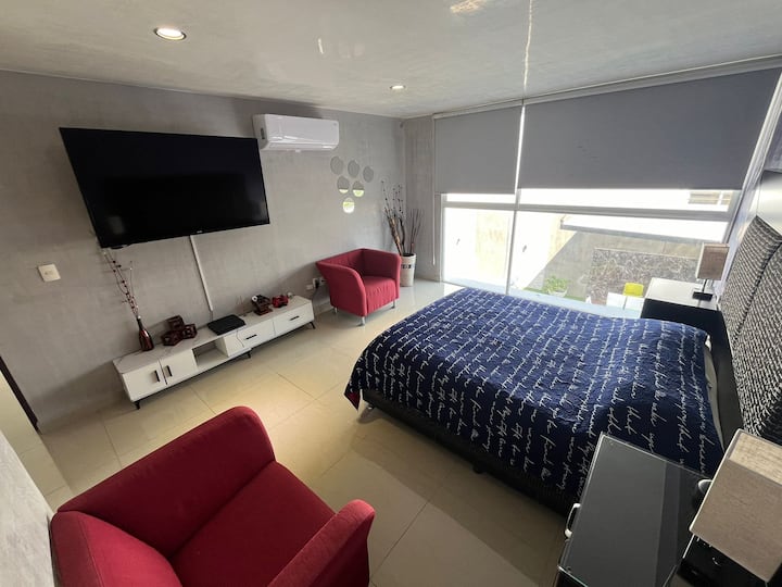Cuarto Principal. Cama Queen. Aire Acondicionado. TV 60 pulgadas. Sistema Roku integrado con varias plataformas de Streaming. Baño en Suite dentro de la Habitación y amplio Walking Closet.
Tiene PS4 con dos controles disponibles