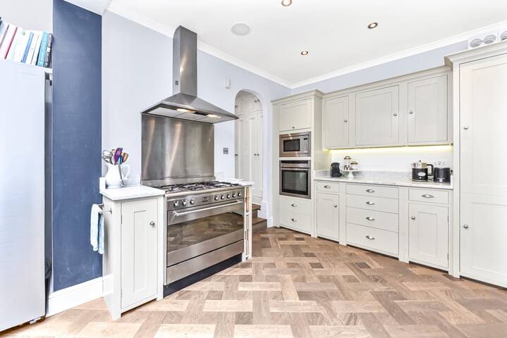 Beautiful 3bed/2.5bath house with garden gallery image 5