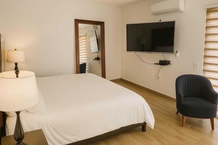 Соба со телевизор и удобен кревет кој ви овозможува најдобар одмор