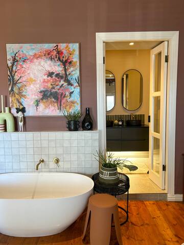 3-bedroom family home with pool close to beaches