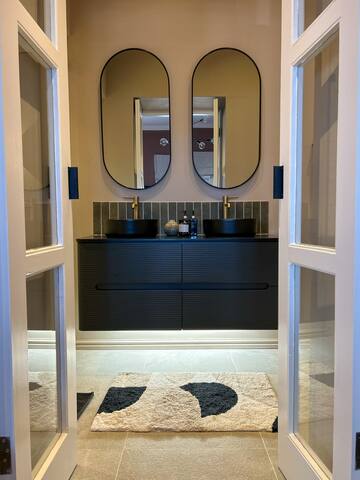 3-bedroom family home with pool close to beaches gallery image 3