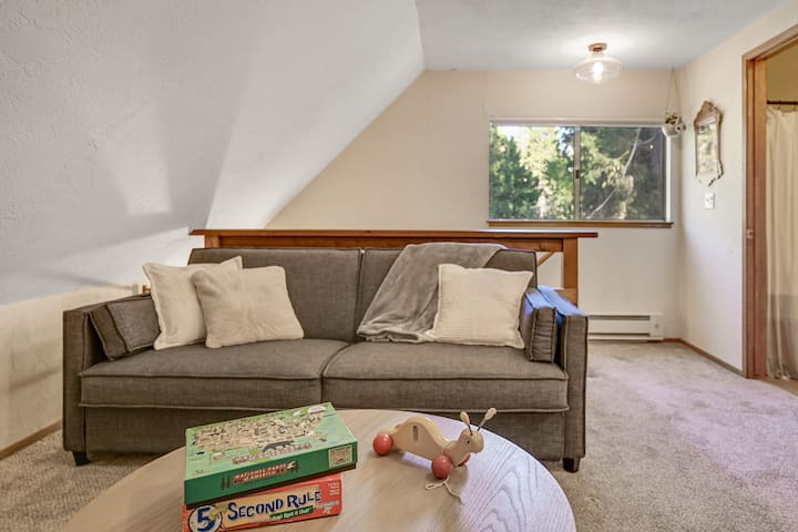 Горен салон в лофт стил с игри, телевизор и място за игра – идеално за отдих на децата. Футонът се разгъва за допълнително място за спане, ако е необходимо!