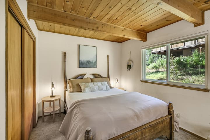 Спалня с двойно легло на основното ниво с уютно спално бельо и лесен достъп – идеална за ранобудници или за всеки, който избягва стълбите.