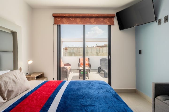 მიმზიდველი მთავარი საძინებელი აუზით, სმარტ-ტელევიზორით, ვენტილატორით და კონდიციონერით