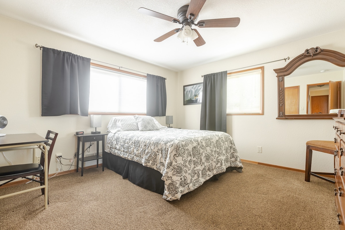 בחדר השינה הזה יש תריסי האפלה בנוסף לתריסים.  בשני צידי המיטה יש מנורות ואזורי טעינה.