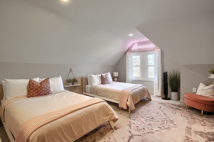 Te damos la bienvenida a "The Pink Room" en el tercer piso, que ofrece un alojamiento cómodo para un máximo de 4 huéspedes y un televisor inteligente de 50 pulgadas para el entretenimiento. Esta habitación comparte un baño con "The Blue Room", lo que garantiza la comodidad de todos los huéspedes.