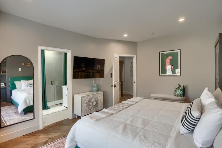 Disfruta del lujo y la relajación con uno de nuestros dos dormitorios principales en el segundo piso, cada uno con su propio baño privado para una estancia verdaderamente placentera.