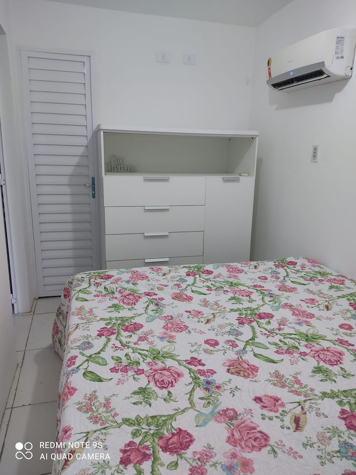 suitë me ujë të ngrohtë në banjë, krevat super king, ajër të kondicionuar dhe komodinë.