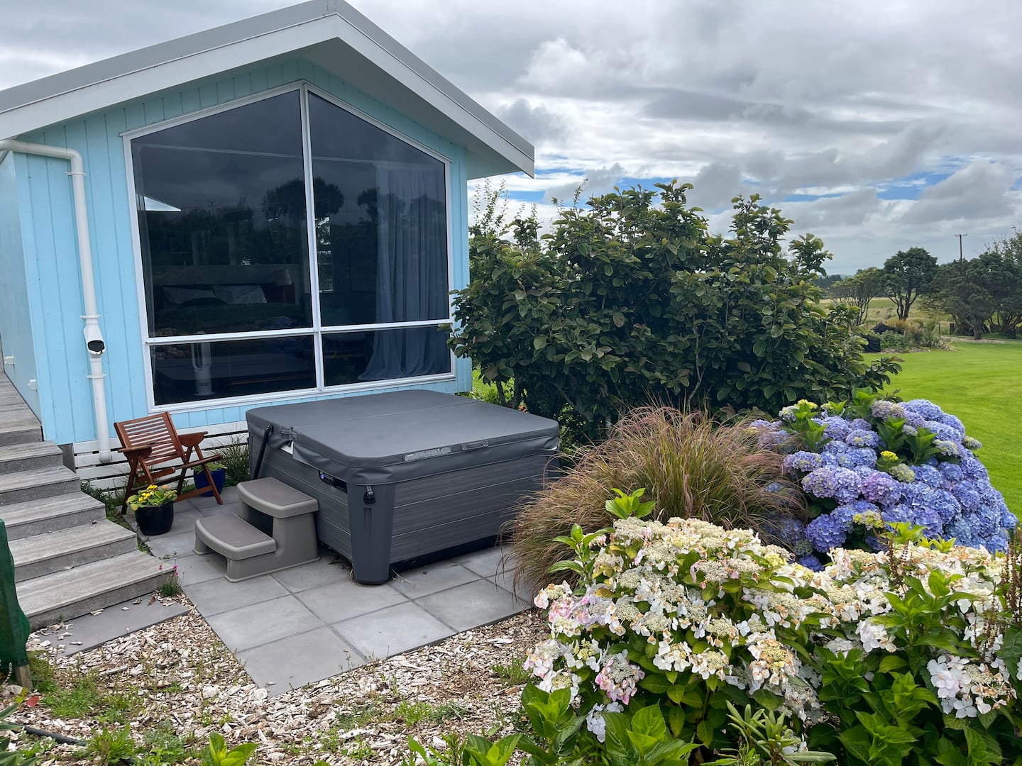 Mid-century Retreat | Hot Tub, Mountain & Gardens 3
