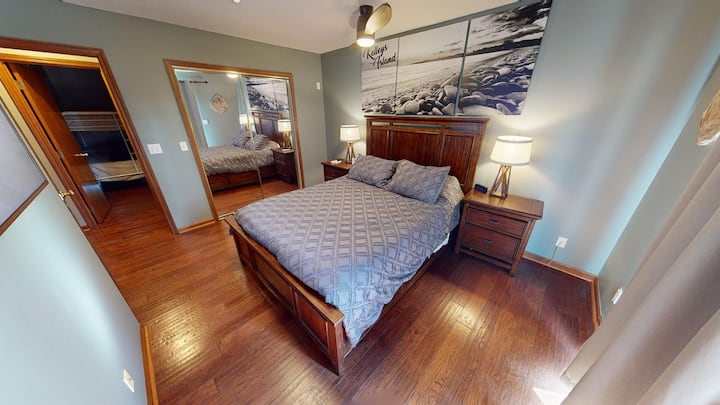 Master Bedroom inatoa godoro la povu la kumbukumbu lenye mashuka ya juu, mengi chini ya droo ya kitanda ya kuhifadhia kabati kamili pamoja na meza za kulala zilizo na droo na zilizojengwa katika chaji isiyo na waya kwa ajili ya simu. Toka nje ya mlango wa kitelezeshi uko mbali na beseni la maji moto.