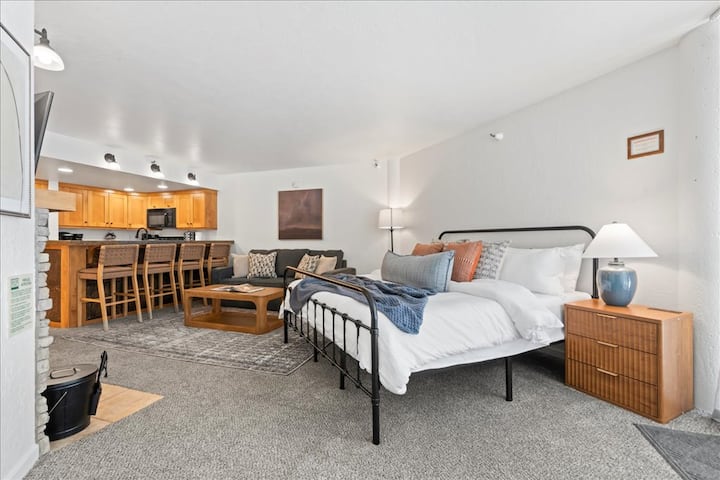 Ski-in Studio · Pool · Hot Tub · Cozy Fireplace - Park City, UT