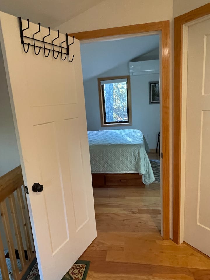 Spálňa na poschodí má tiež manželskú posteľ.