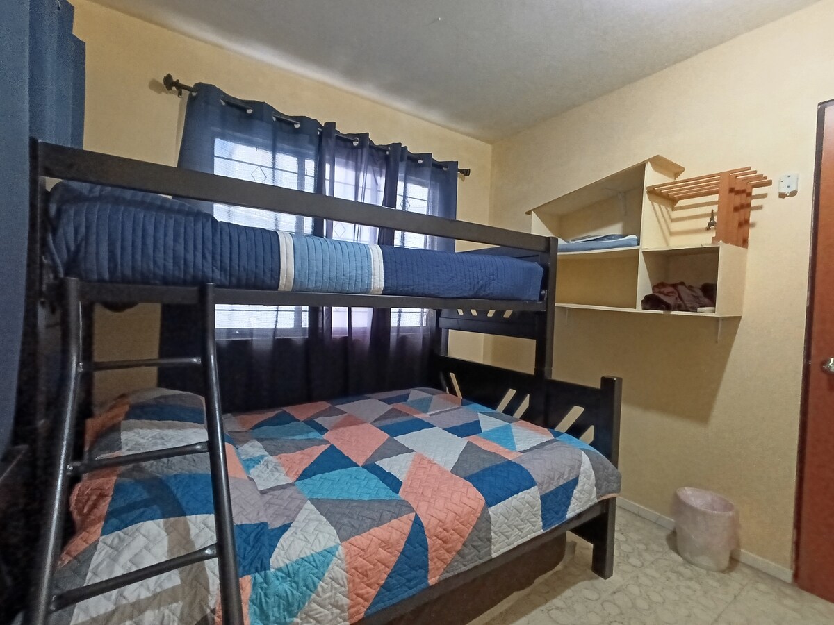 V spálni nájdete poschodovú posteľ s manželskou posteľou a jednolôžkom na poschodí, ktoré sú vybavené schodiskom a bezpečnostným zábradlím. Má tiež 32-palcový televízor s Alexou a televízorom Firestick, ktorý je ideálny na sledovanie obľúbených filmov a seriálov.