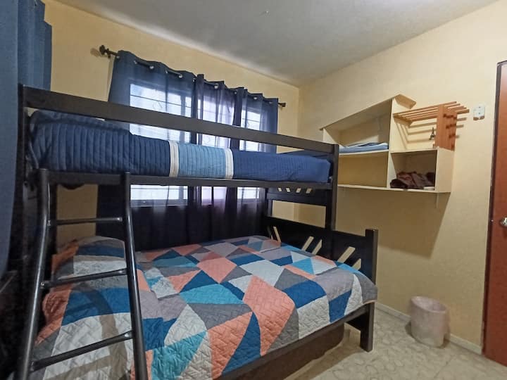 En la recámara encontrarás una litera con cama matrimonial e individual arriba, equipada con escalera y barandal de seguridad. También cuenta con una televisión de 32 pulgadas con Alexa y Firestick TV, ideal para ver tus películas y series favoritas