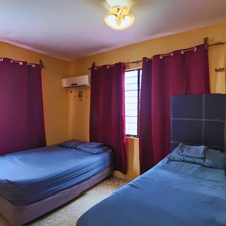 En esta habitación, encontrarás una cama Queen Size, una cama individual con opción de canguro, una pantalla de 40 pulgadas con Alexa Fire TV y un amplio espacio para organizar tus pertenencias, todo ello en un ambiente totalmente climatizado.