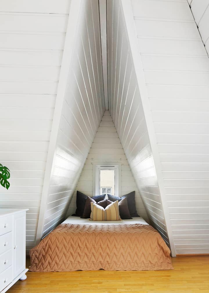 Picture have been "styled" - all smaller details such as plants/pillows/bedcover might not be in the apartment.