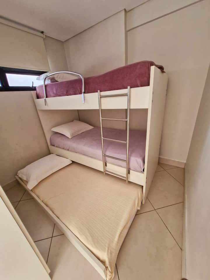 卧室2、双层床和1张单人床、空调、衣柜、窗帘