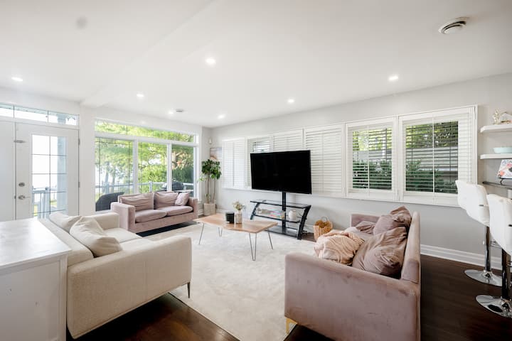 Stunning Waterfront Estate With Private Beach - St. Catharines