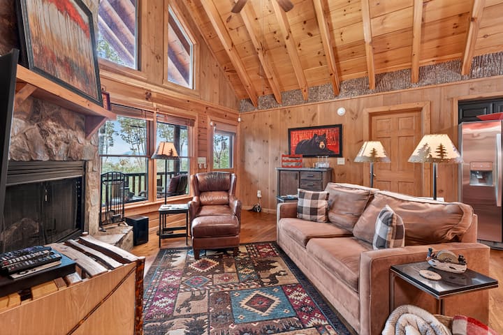 Leroy's Cabin: Hot Tub, Fire Pit, Wifi & Mtn Views - Cherry Log, GA