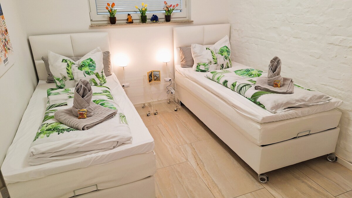 Nové pohodlné postele s pružinovým matracom 90 x 200 cm s uzamykateľnými kolieskami a posuvnými nočnými stolíkmi – postele je možné skombinovať do manželskej postele 180 x 200 cm