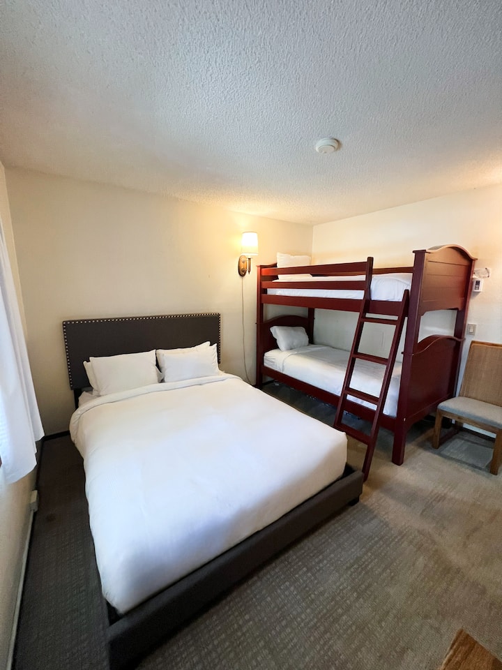 Dhoma e gjumit 2 ka një krevat dopio "queen" dhe një krevat tek mbi krevate tek. Dhoma e gjumit 2 ka televizor dhe dollap.