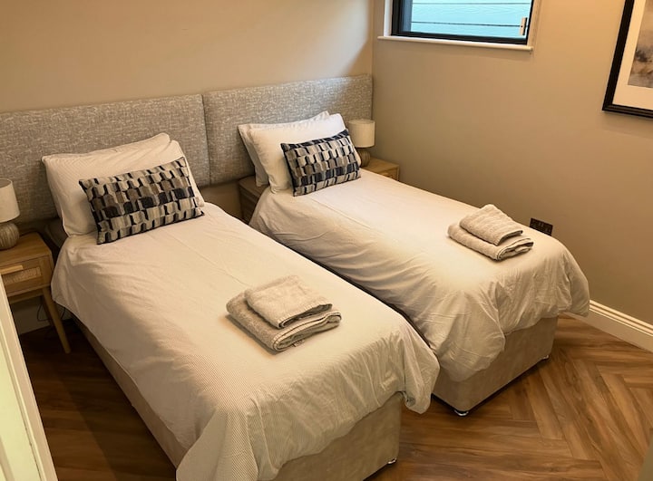 Krevat 3 mund të bëhet si një krevat dopio ose një krevat dopio "king"