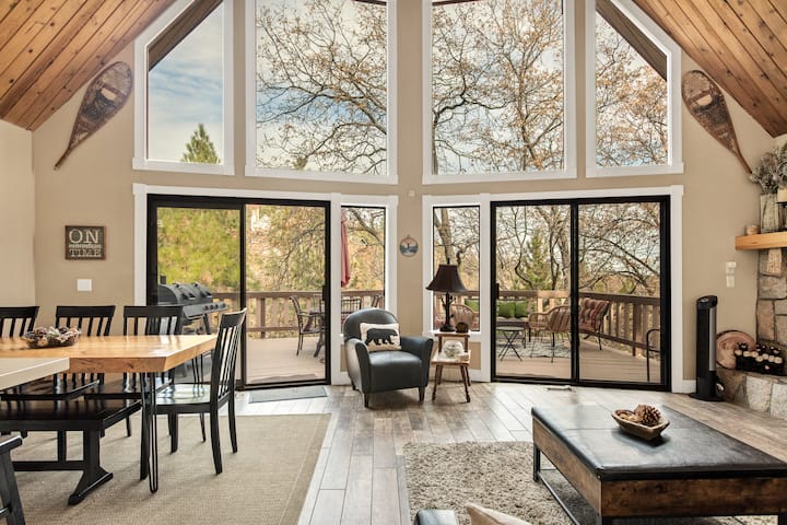 Beautiful A-frame Cabin Retreat: Hot Tub + Theater - Lake Arrowhead, CA