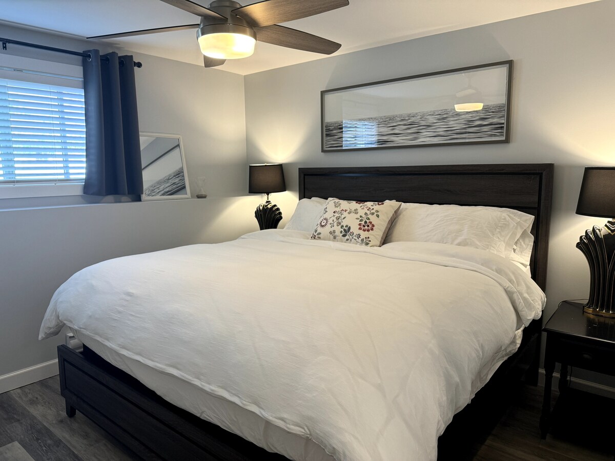 Veľká manželská posteľ, luxusný pevný matrac. Nad stropným ventilátorom. 